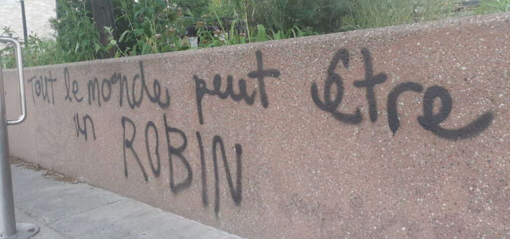 Graffiti écrit "Tout le monde peut être un Robin"